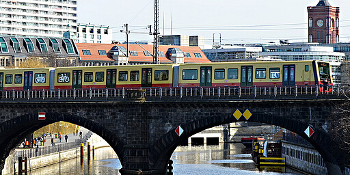Baureihe 483/484 auf dem Stadtbahn-Viadukt am Hackeschen Markt
